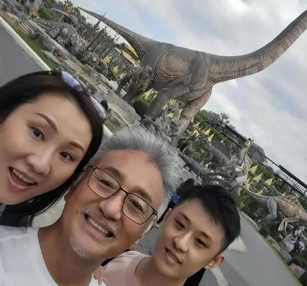 65 岁吴岱融，凭一字马和硬核人生惊艳全网